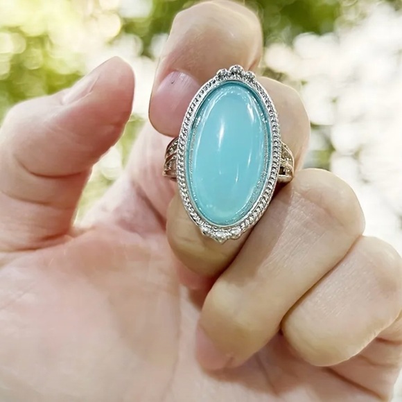 Silver and Blue Oval Gemstone Ring - Picture 3 of 4